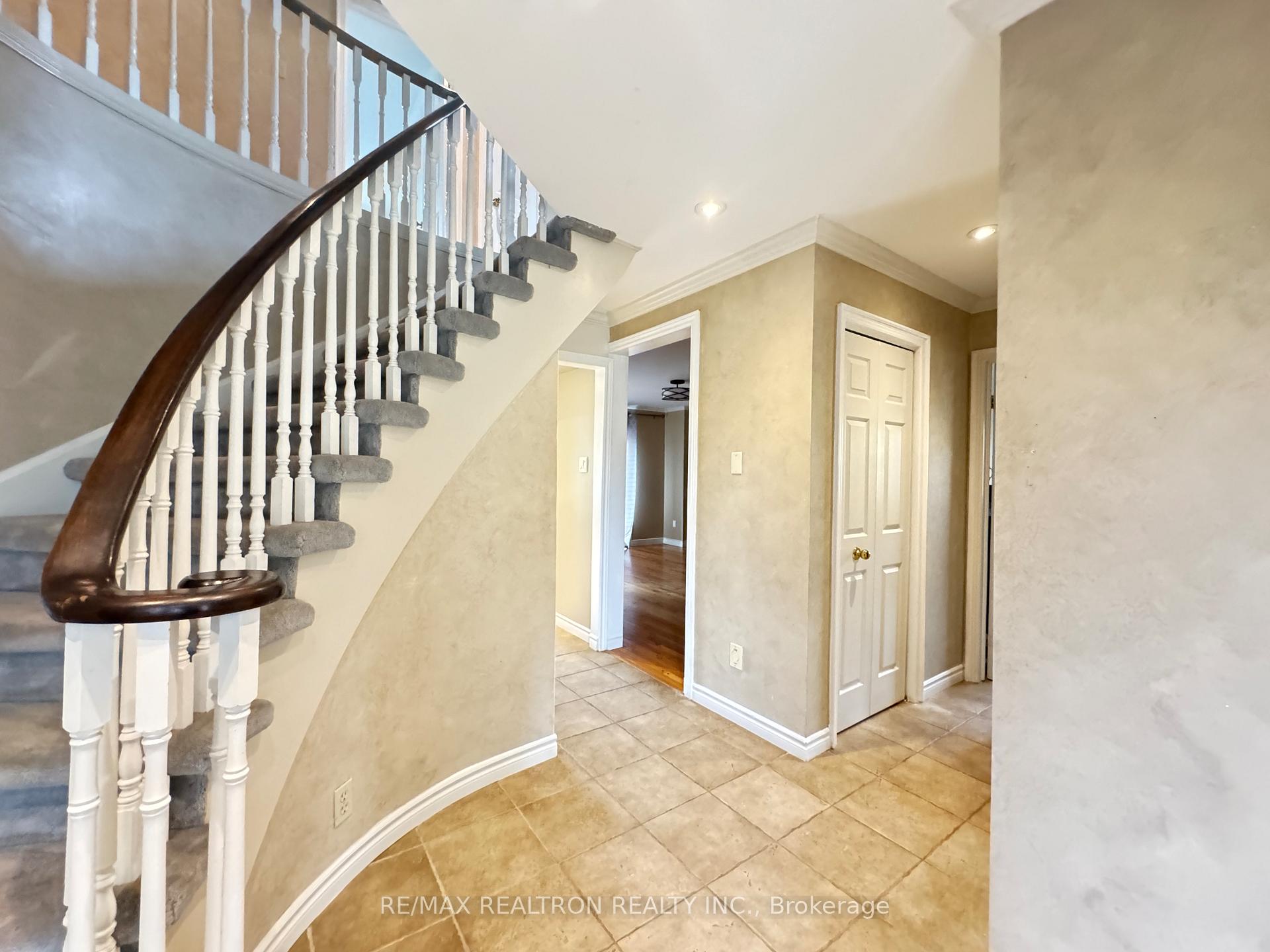 Photo 2 of 21 Kenny Crescent, Barrie, Letitia Heights — HOMEH