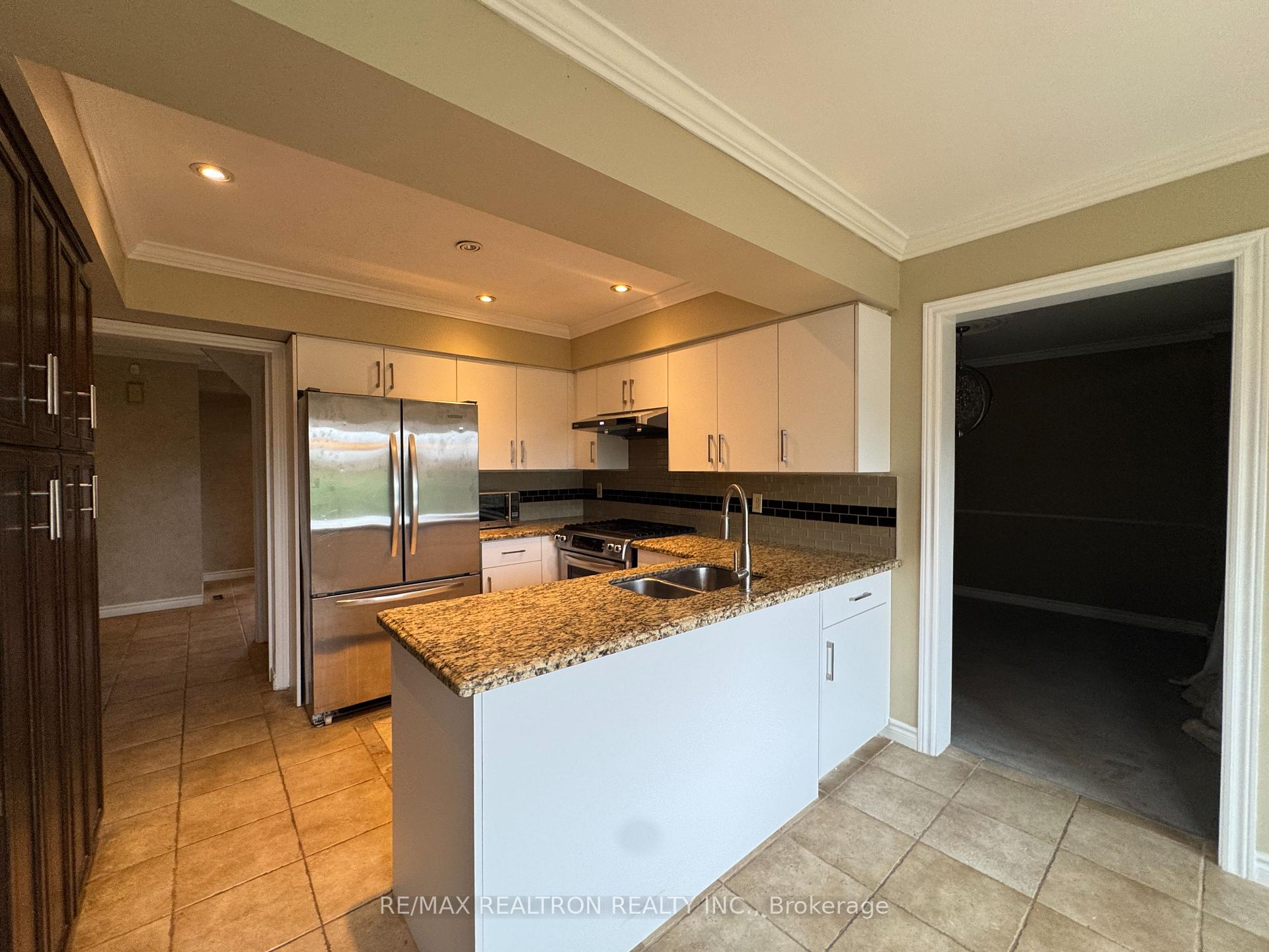 Photo 3 of 21 Kenny Crescent, Barrie, Letitia Heights — HOMEH