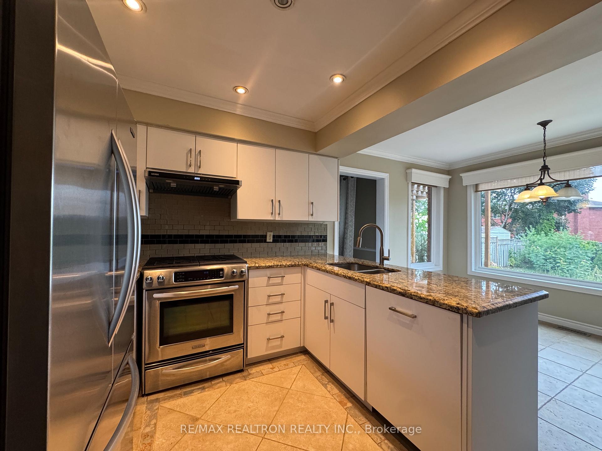 Photo 4 of 21 Kenny Crescent, Barrie, Letitia Heights — HOMEH