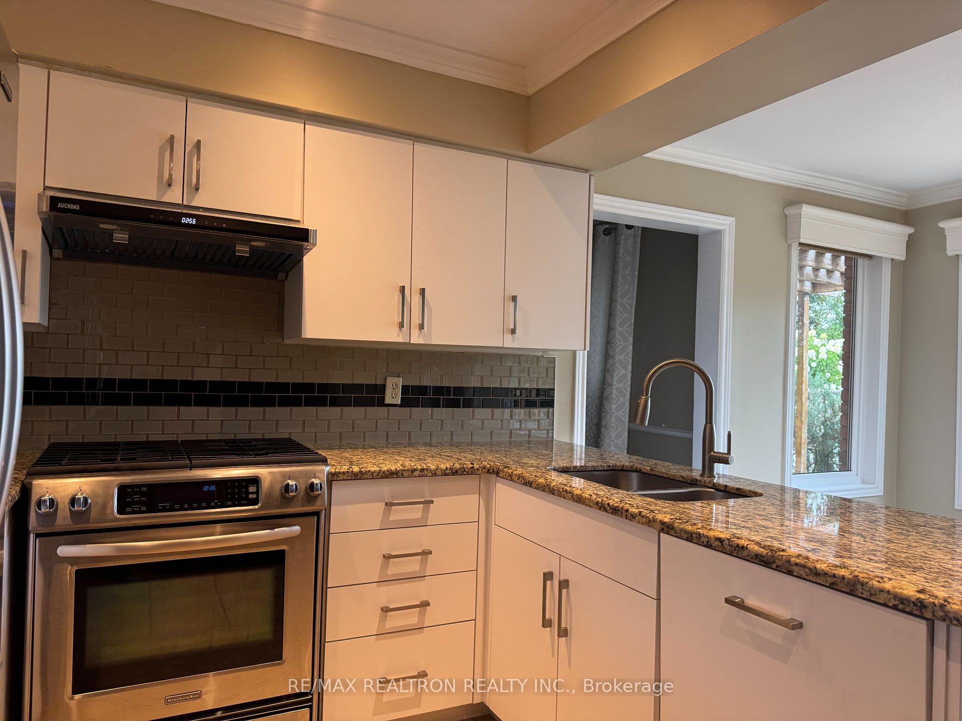 Photo 5 of 21 Kenny Crescent, Barrie, Letitia Heights — HOMEH