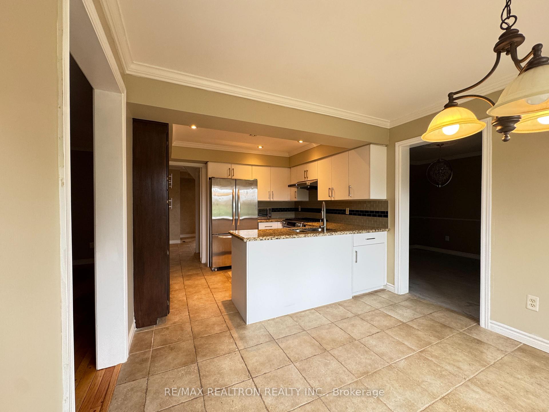 Photo 6 of 21 Kenny Crescent, Barrie, Letitia Heights — HOMEH