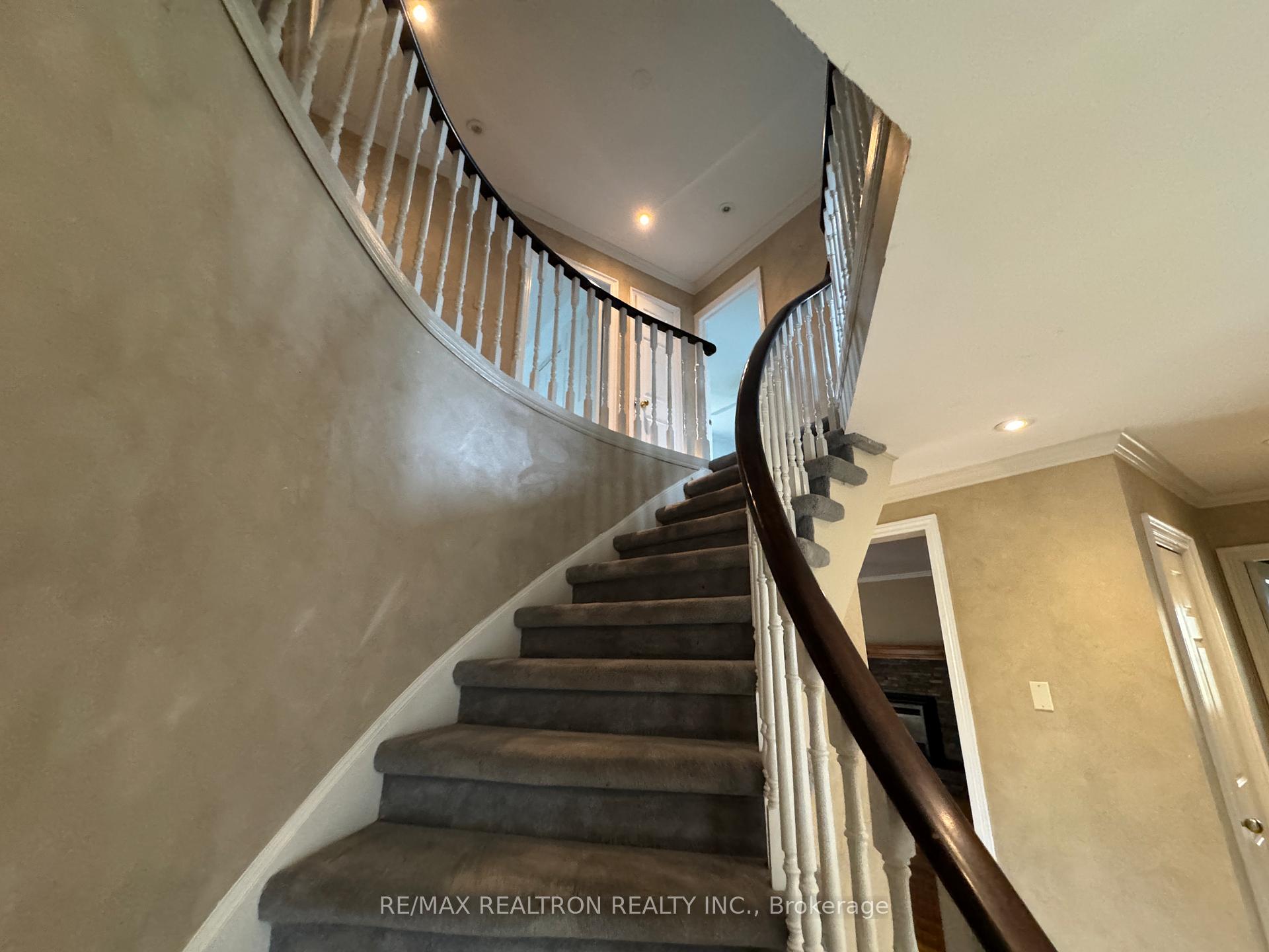 Photo 9 of 21 Kenny Crescent, Barrie, Letitia Heights — HOMEH