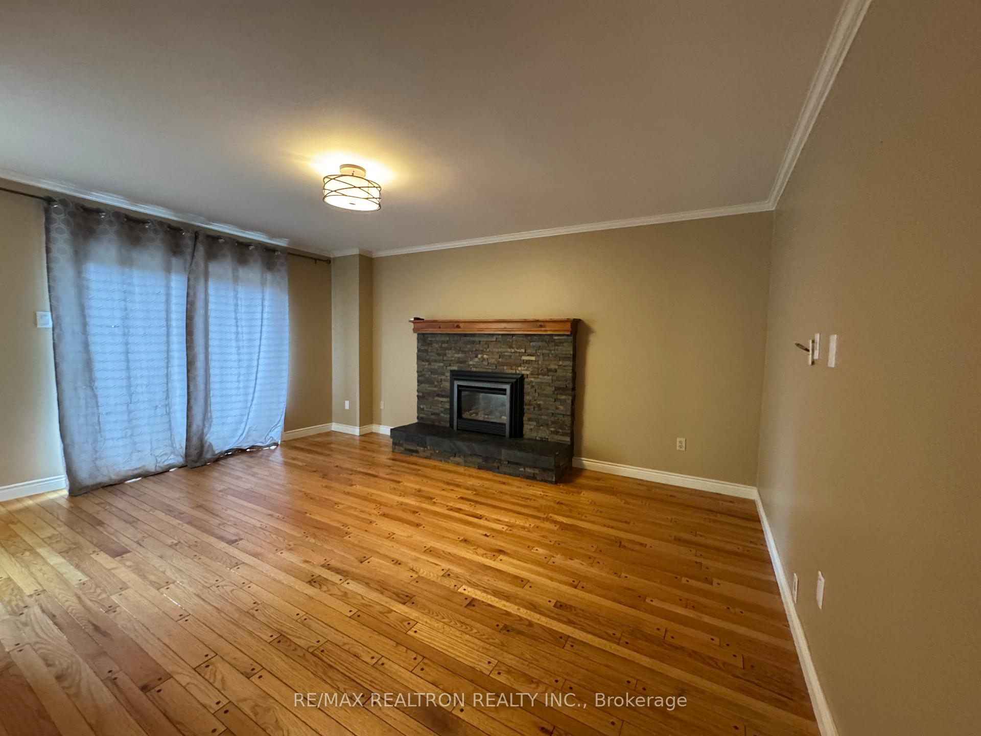 Photo 10 of 21 Kenny Crescent, Barrie, Letitia Heights — HOMEH
