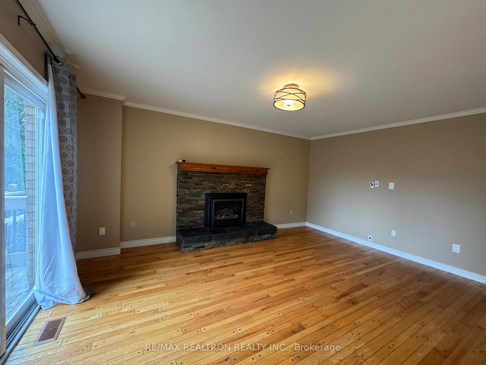 Photo 11 of 21 Kenny Crescent, Barrie, Letitia Heights — HOMEH