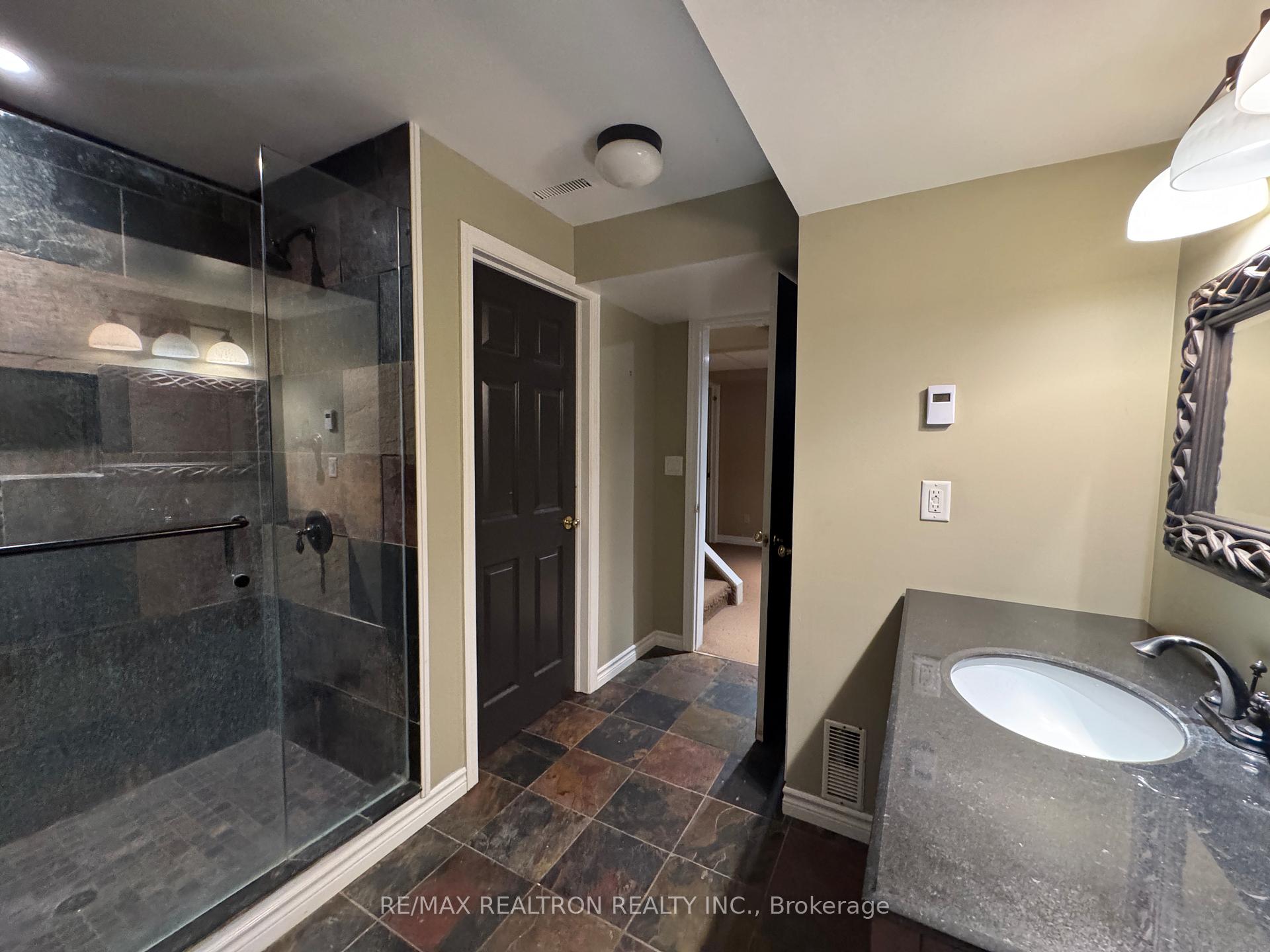Photo 13 of 21 Kenny Crescent, Barrie, Letitia Heights — HOMEH