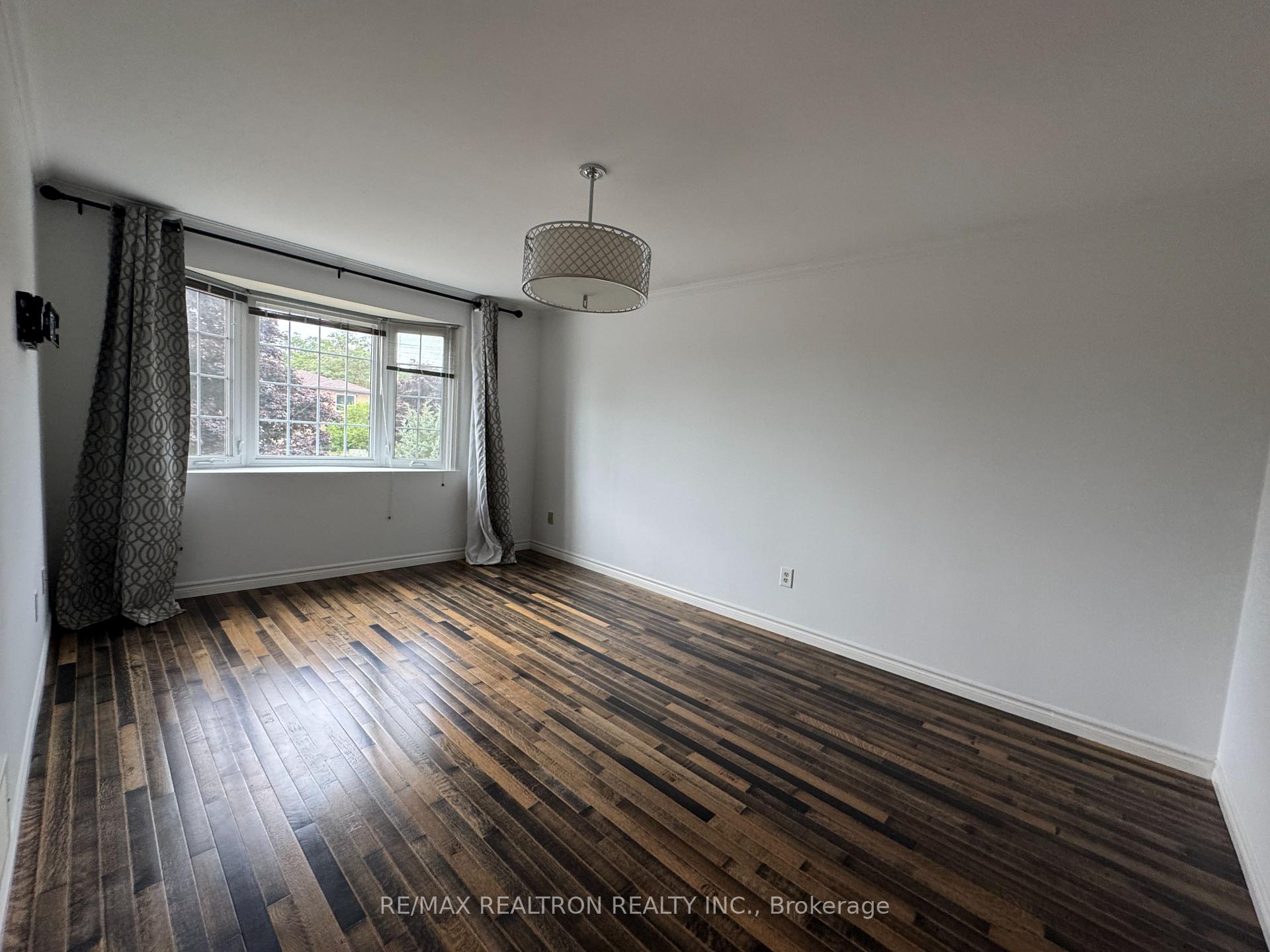 Photo 17 of 21 Kenny Crescent, Barrie, Letitia Heights — HOMEH