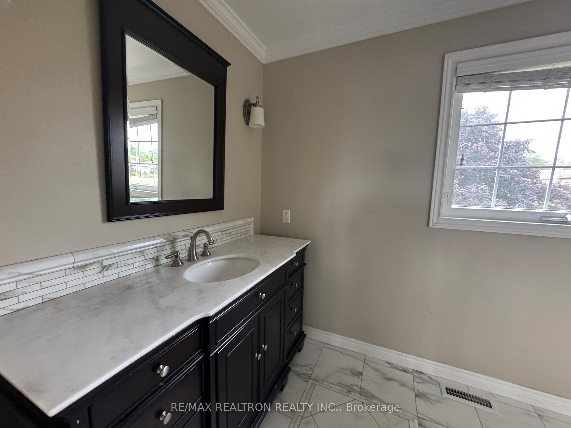 Photo 26 of 21 Kenny Crescent, Barrie, Letitia Heights — HOMEH
