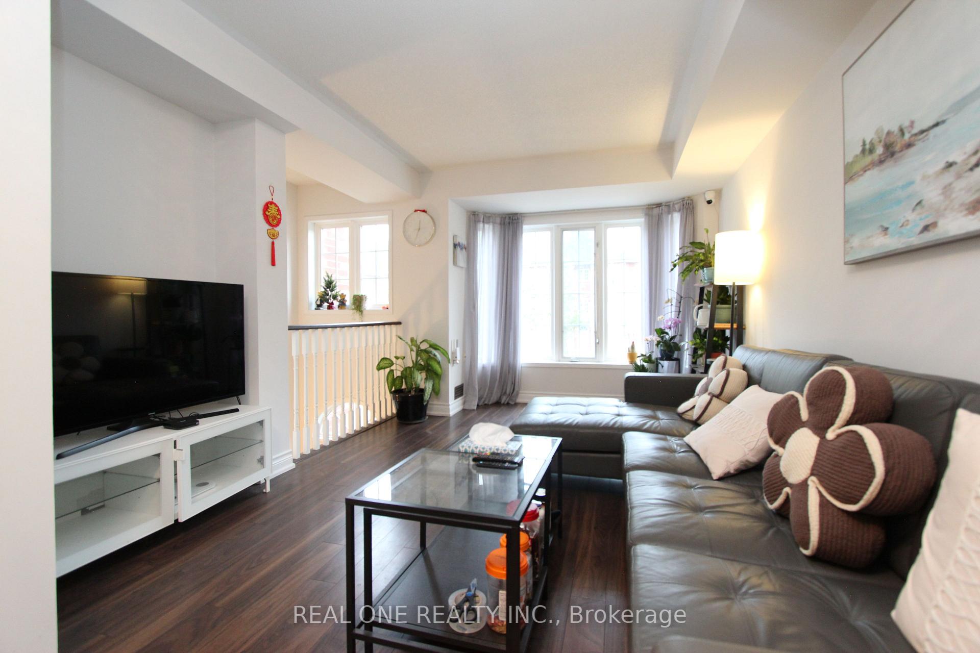 Photo 2 of 43 Bethune Way, Markham, Milliken Mills East — HOMEH