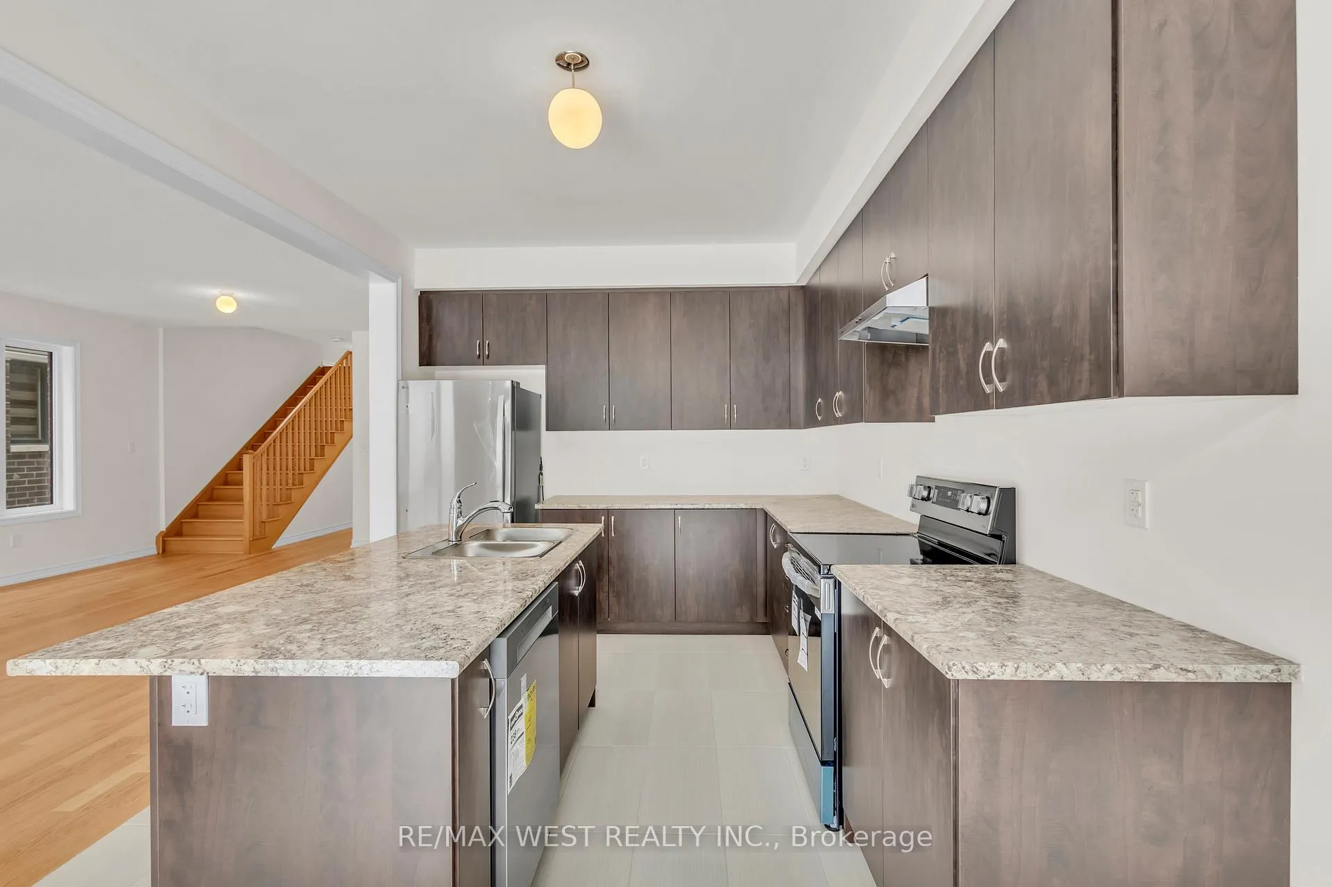 Photo 15 of 195 Terry Fox Drive, Barrie, Rural Barrie Southeast — HOMEH