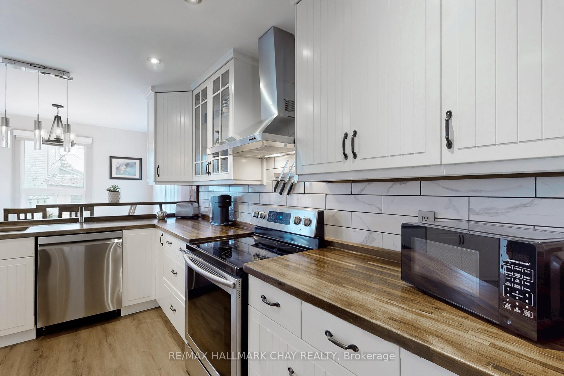 Photo 6 of 40 Shakespeare Crescent, Barrie, Letitia Heights — HOMEH