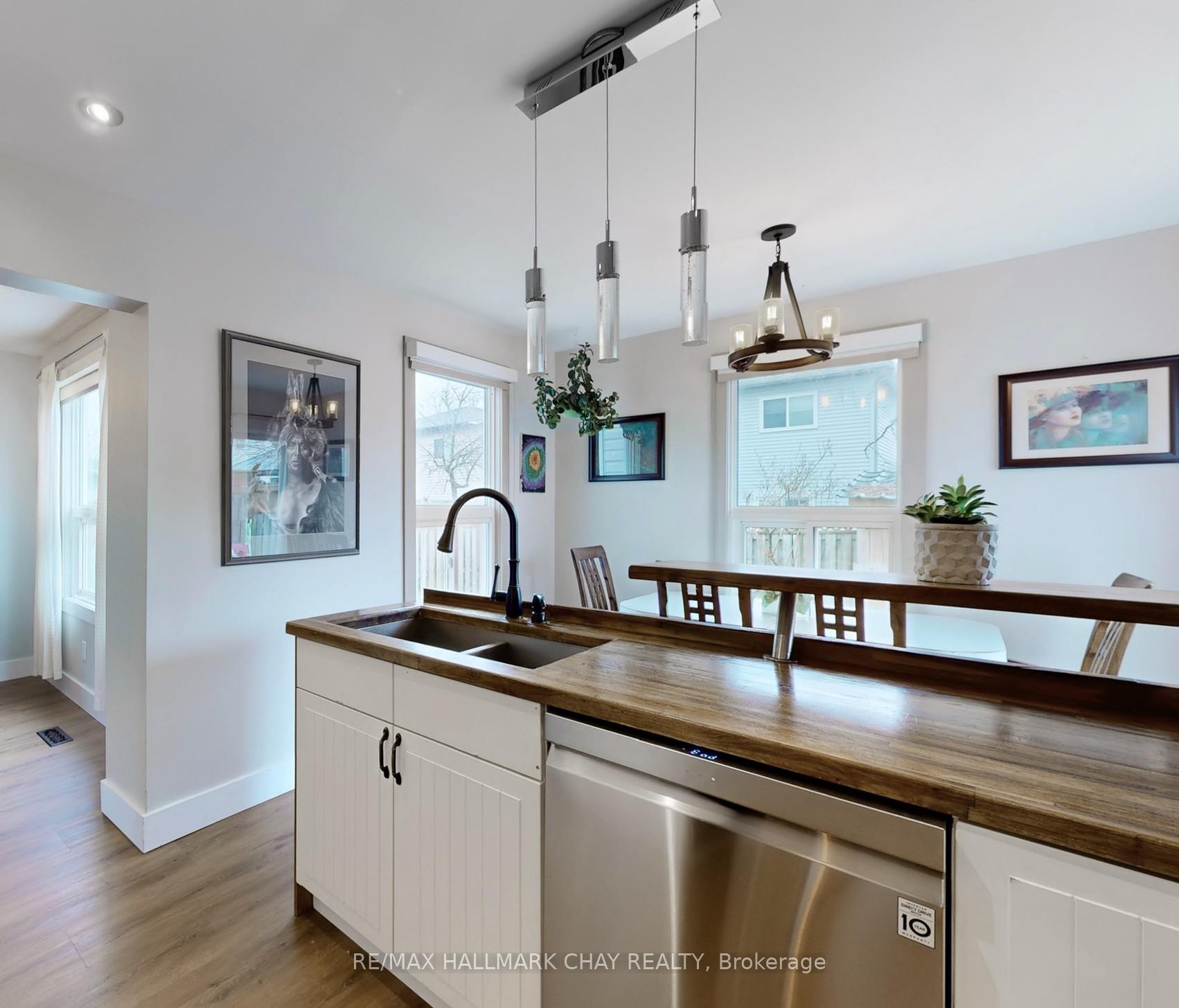 Photo 7 of 40 Shakespeare Crescent, Barrie, Letitia Heights — HOMEH