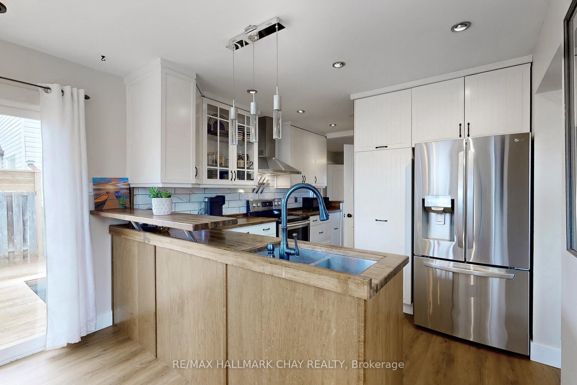 Photo 9 of 40 Shakespeare Crescent, Barrie, Letitia Heights — HOMEH