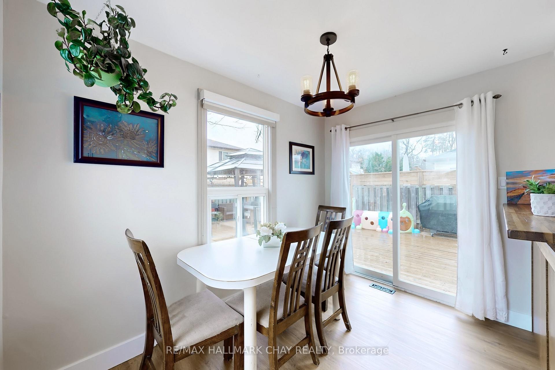 Photo 10 of 40 Shakespeare Crescent, Barrie, Letitia Heights — HOMEH