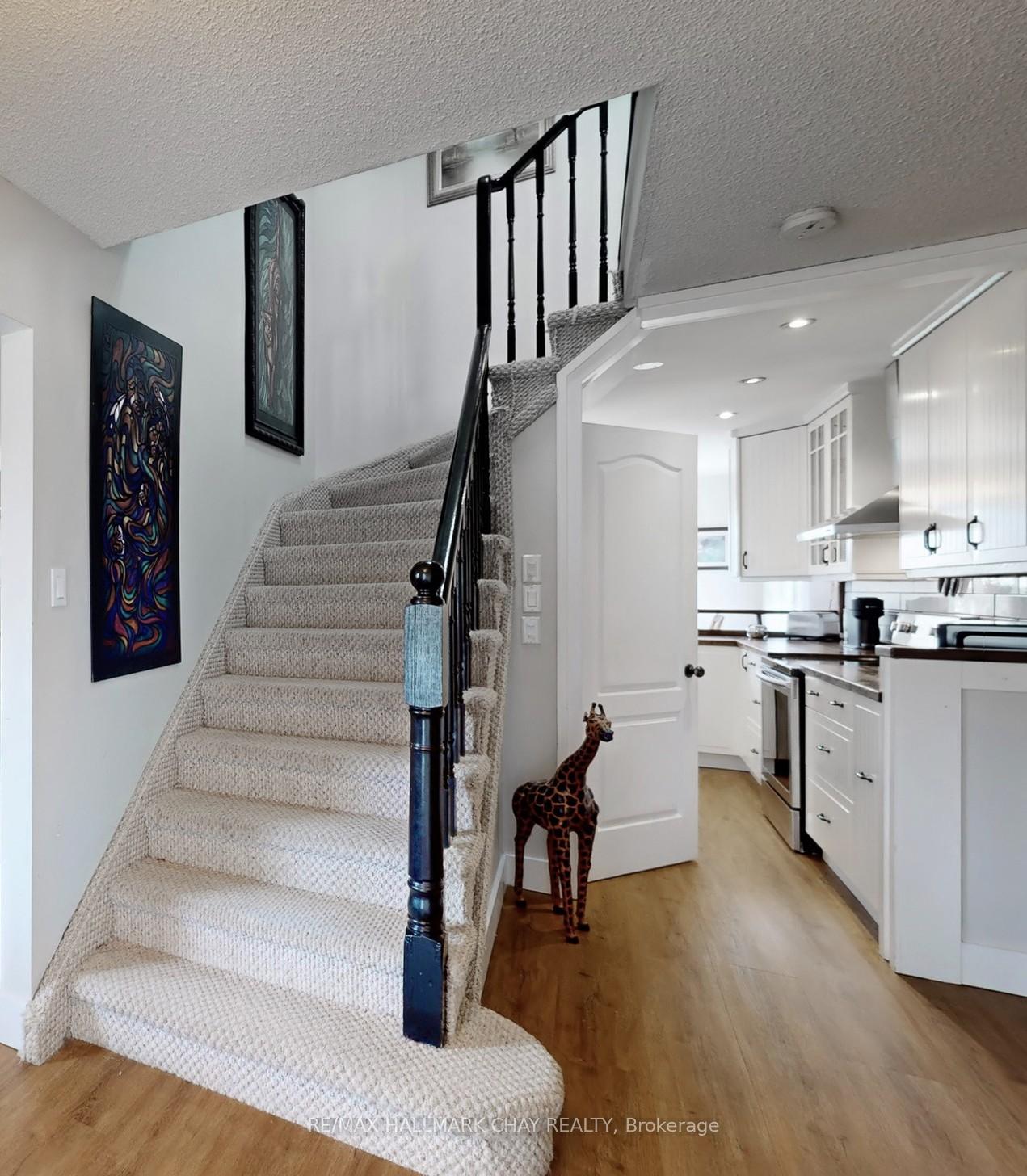 Photo 15 of 40 Shakespeare Crescent, Barrie, Letitia Heights — HOMEH