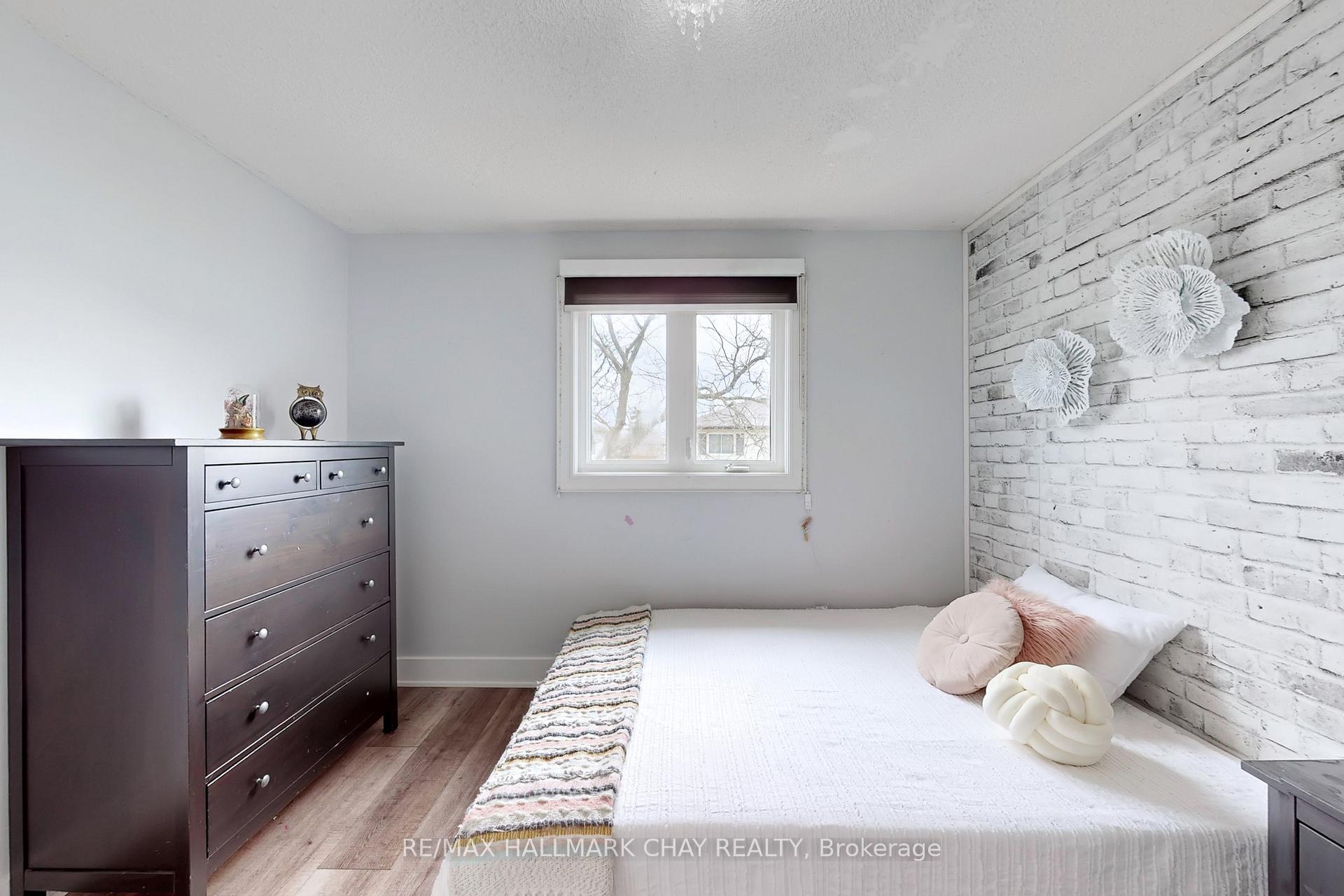 Photo 23 of 40 Shakespeare Crescent, Barrie, Letitia Heights — HOMEH