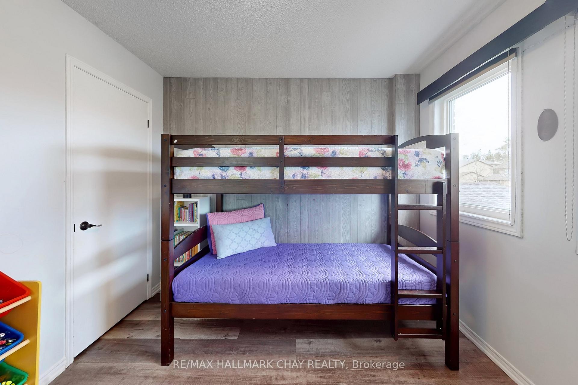 Photo 25 of 40 Shakespeare Crescent, Barrie, Letitia Heights — HOMEH