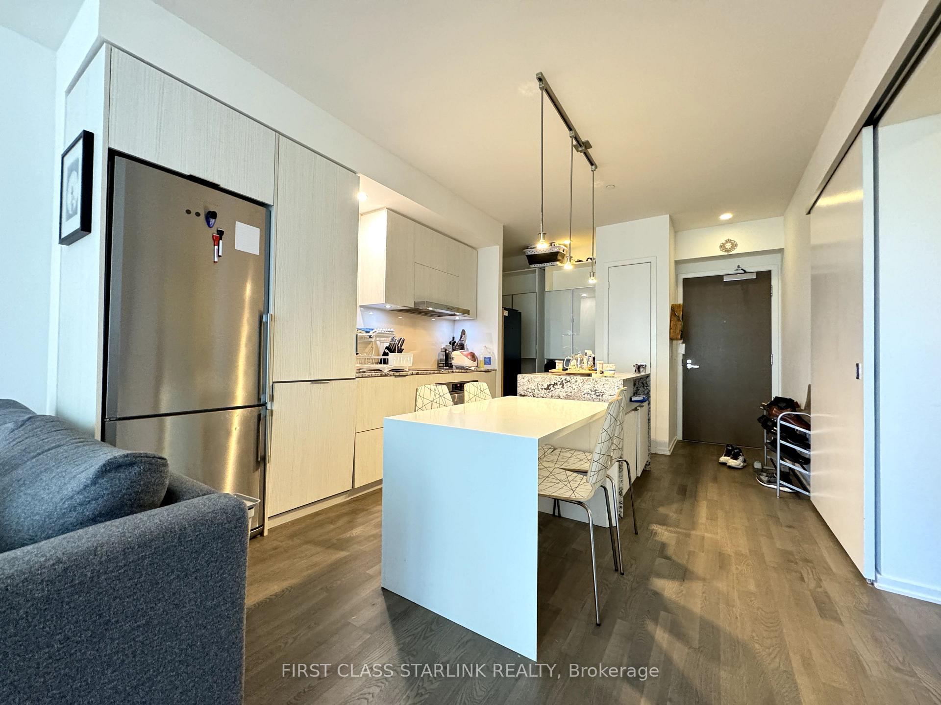 Front of Unit 811, 1 Bloor Street E