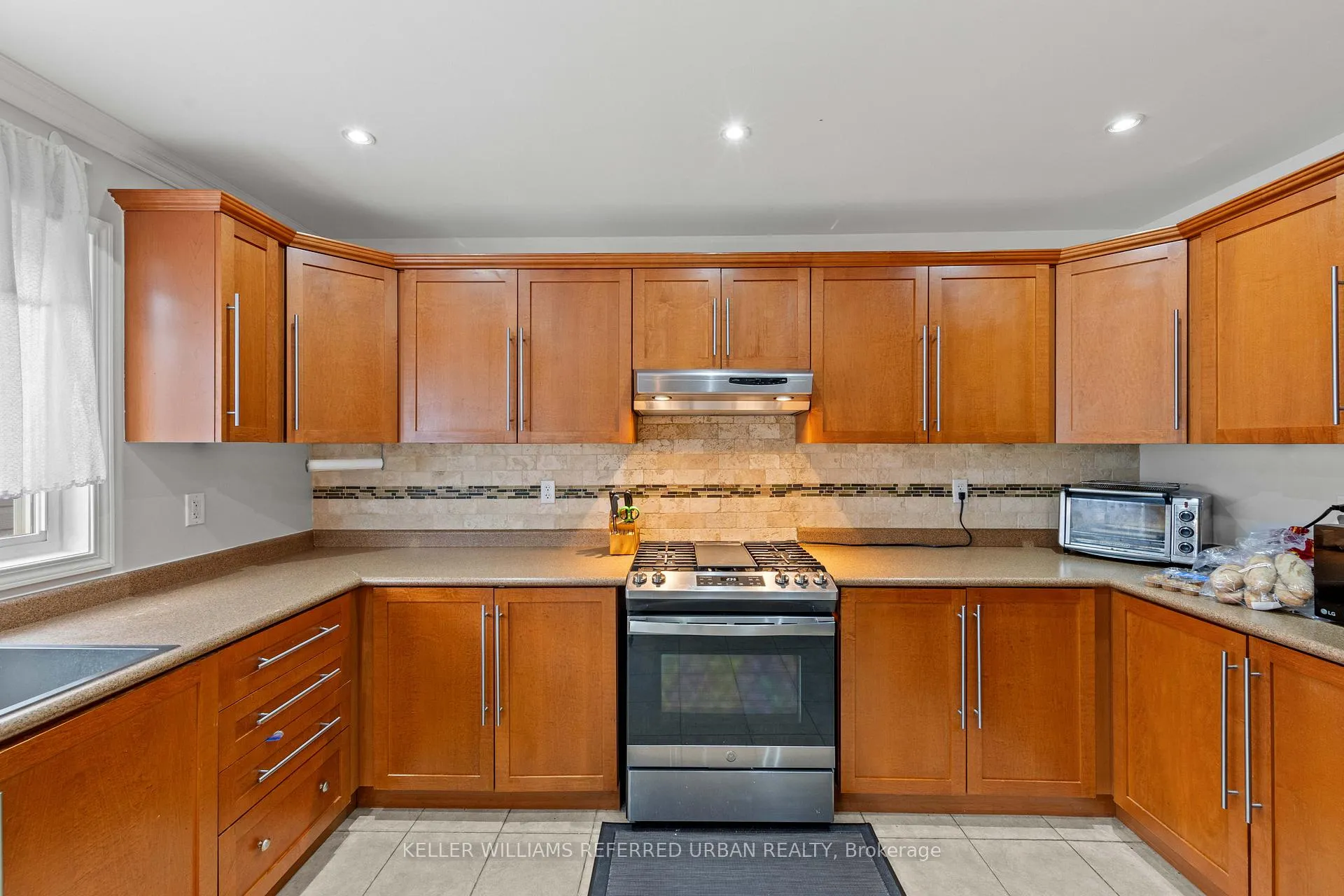 Photo 18 of 20 Williamson Drive, Brampton, Fletcher's Meadow — HOMEH