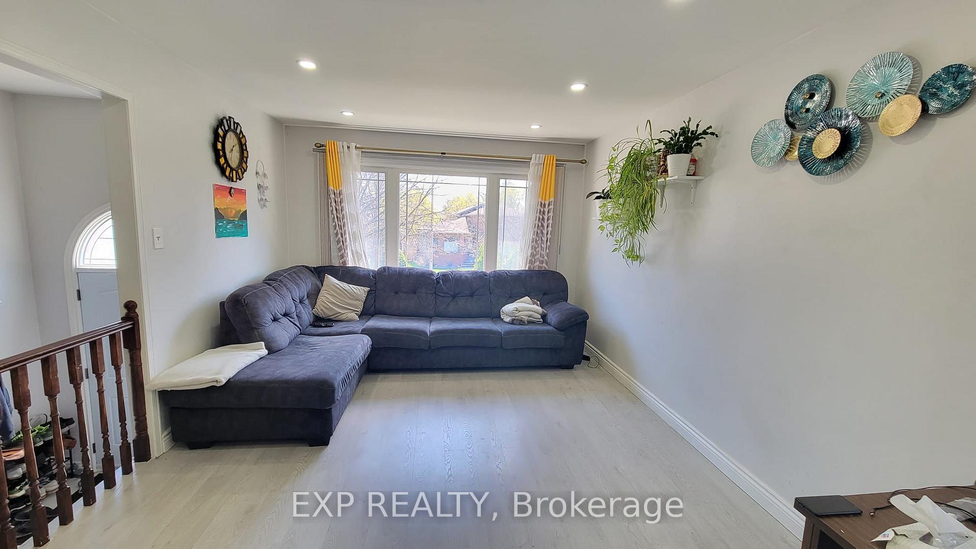 Photo 2 of 22 Engel Crescent, Barrie, Letitia Heights — HOMEH