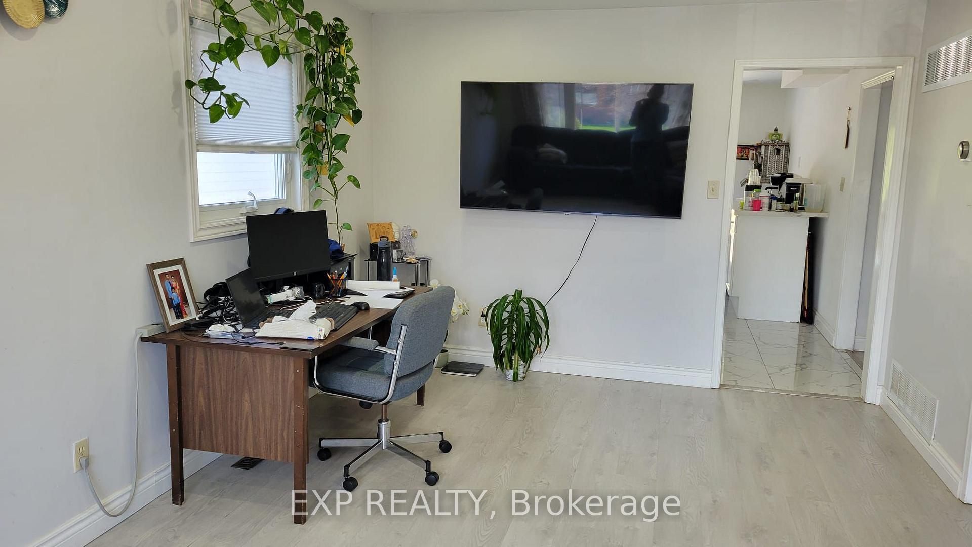 Photo 3 of 22 Engel Crescent, Barrie, Letitia Heights — HOMEH