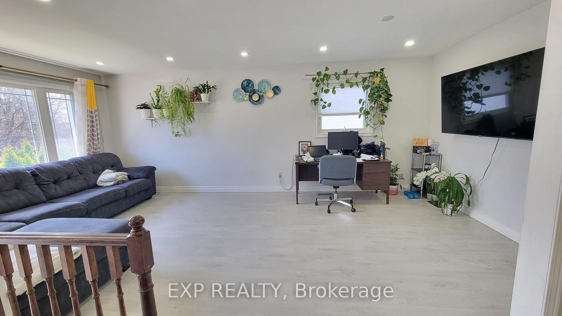 Photo 4 of 22 Engel Crescent, Barrie, Letitia Heights — HOMEH