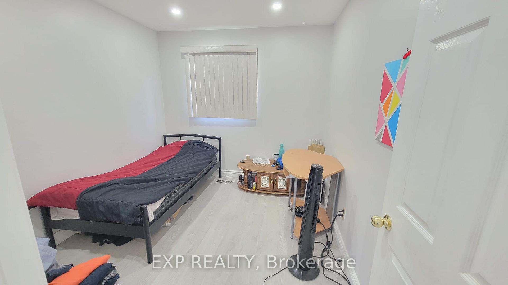 Photo 5 of 22 Engel Crescent, Barrie, Letitia Heights — HOMEH
