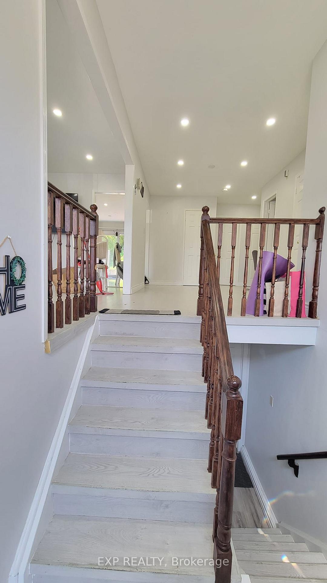 Photo 8 of 22 Engel Crescent, Barrie, Letitia Heights — HOMEH