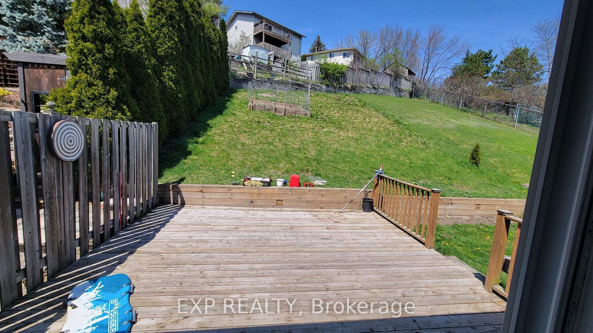 Photo 10 of 22 Engel Crescent, Barrie, Letitia Heights — HOMEH