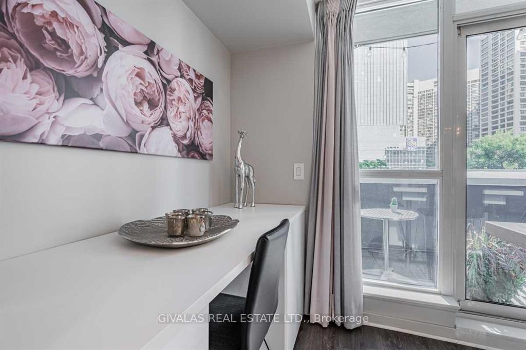 Photo 10 of Unit 404, 8 York Street, Toronto, Waterfront Communities — HOMEH