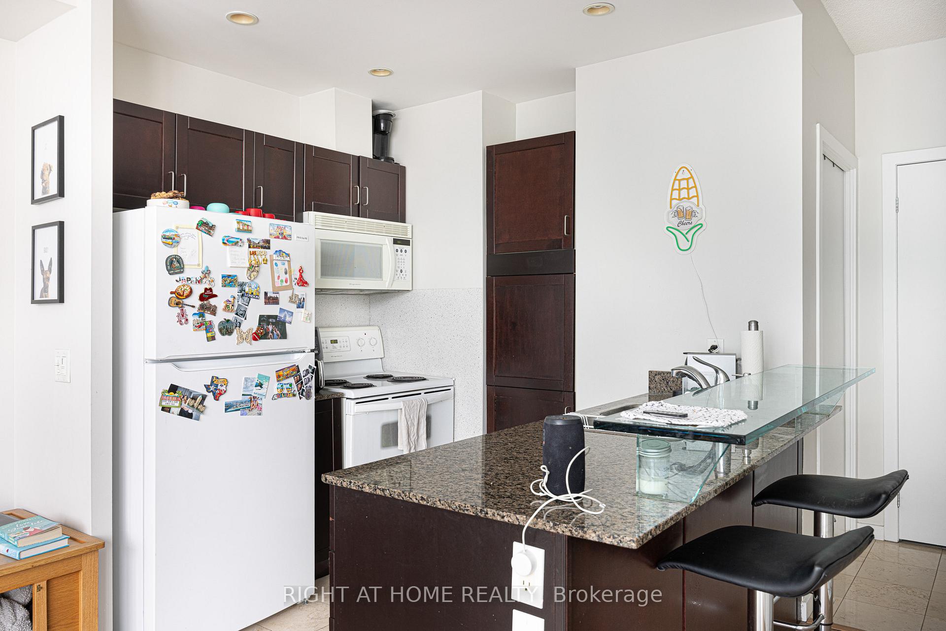 Photo 4 of Unit 2113, 208 Queens Quay W, Toronto, Waterfront Communities — HOMEH