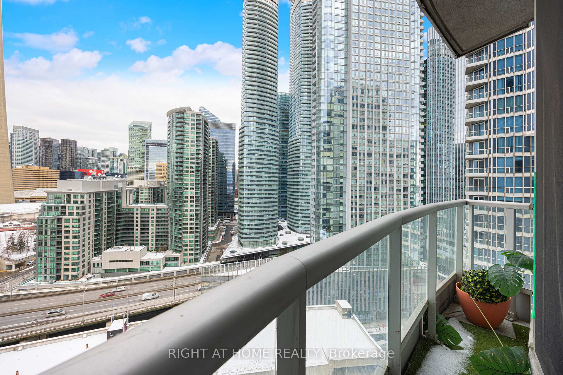 Photo 11 of Unit 2113, 208 Queens Quay W, Toronto, Waterfront Communities — HOMEH