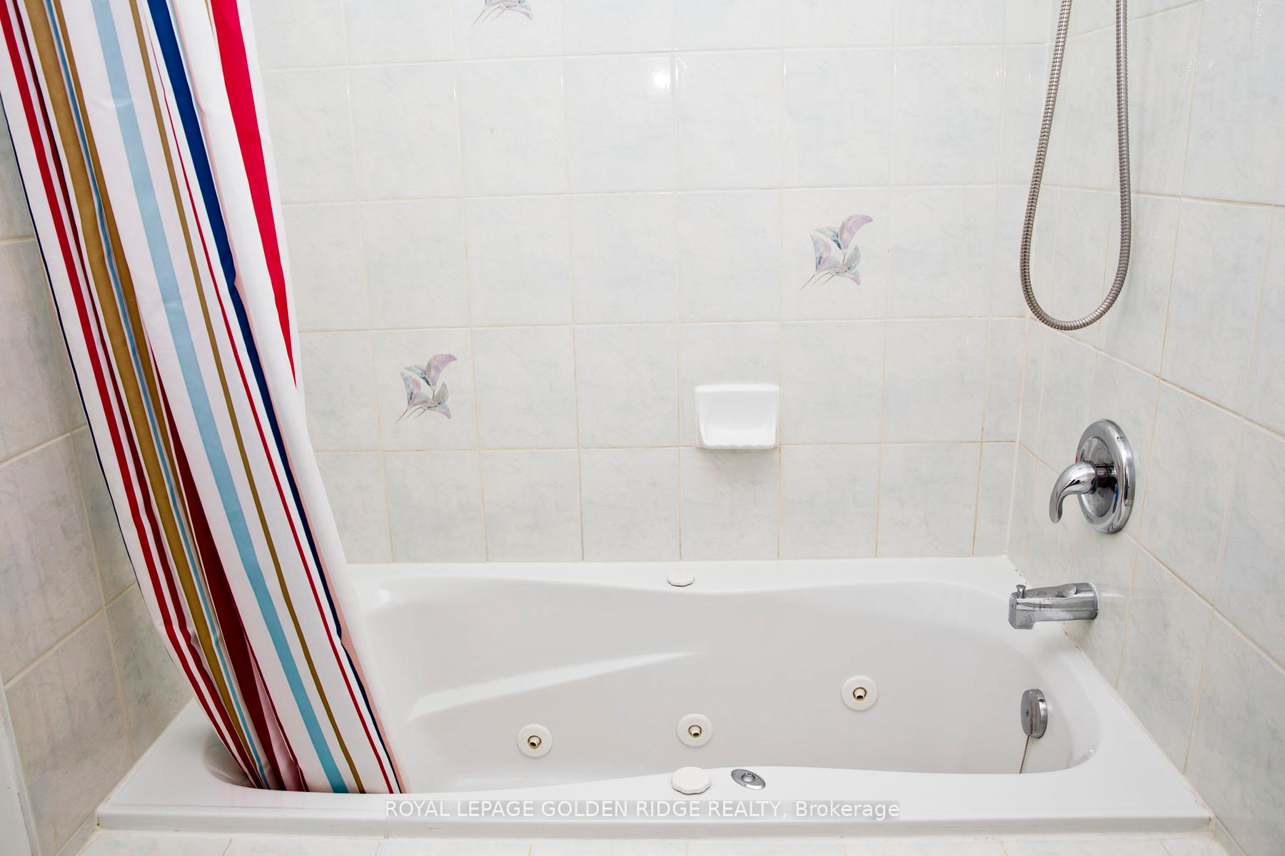 Photo 9 of Unit 7, 14 St. Moritz Way, Markham, Unionville — HOMEH