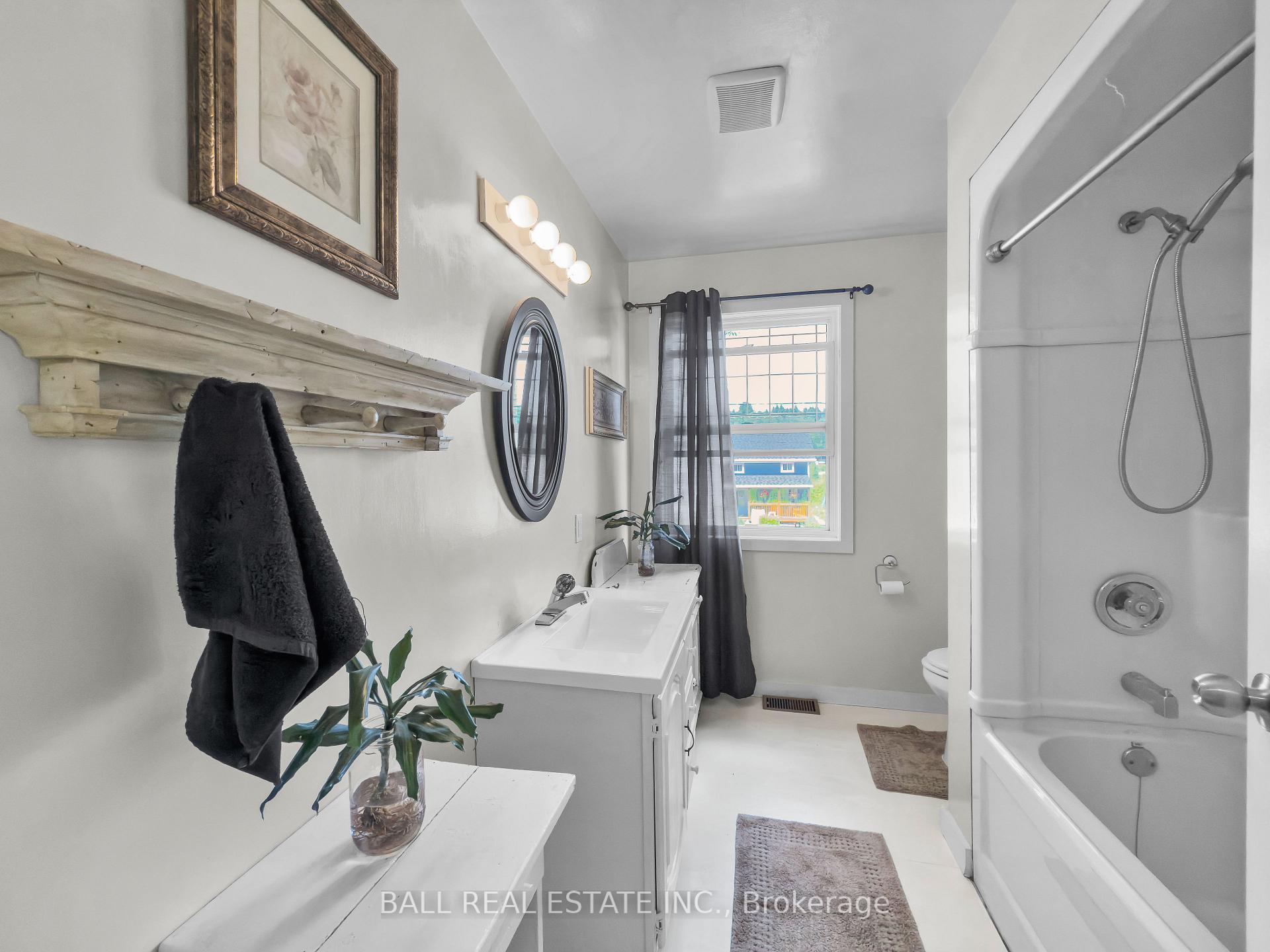 Photo 10 of 230 Yonge Street, Burk's Falls — HOMEH