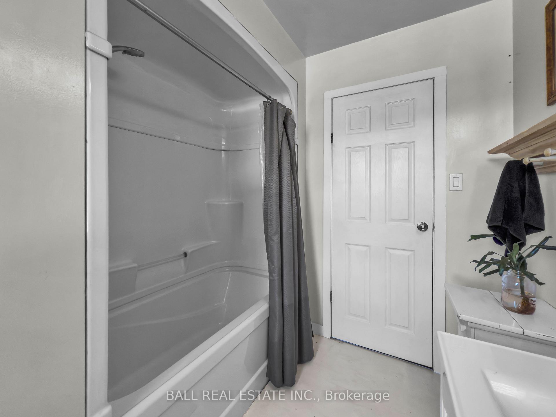 Photo 11 of 230 Yonge Street, Burk's Falls — HOMEH