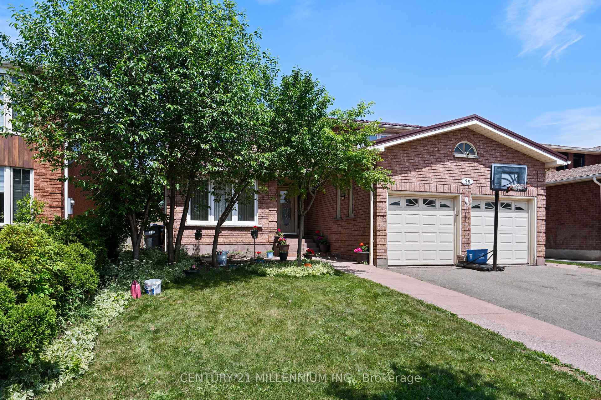 Photo 3 of 29 Mossbank Drive, Brampton, Fletcher's Creek South — HOMEH