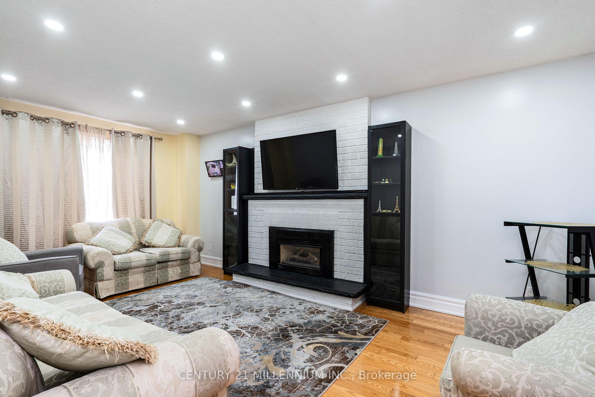 Photo 10 of 29 Mossbank Drive, Brampton, Fletcher's Creek South — HOMEH