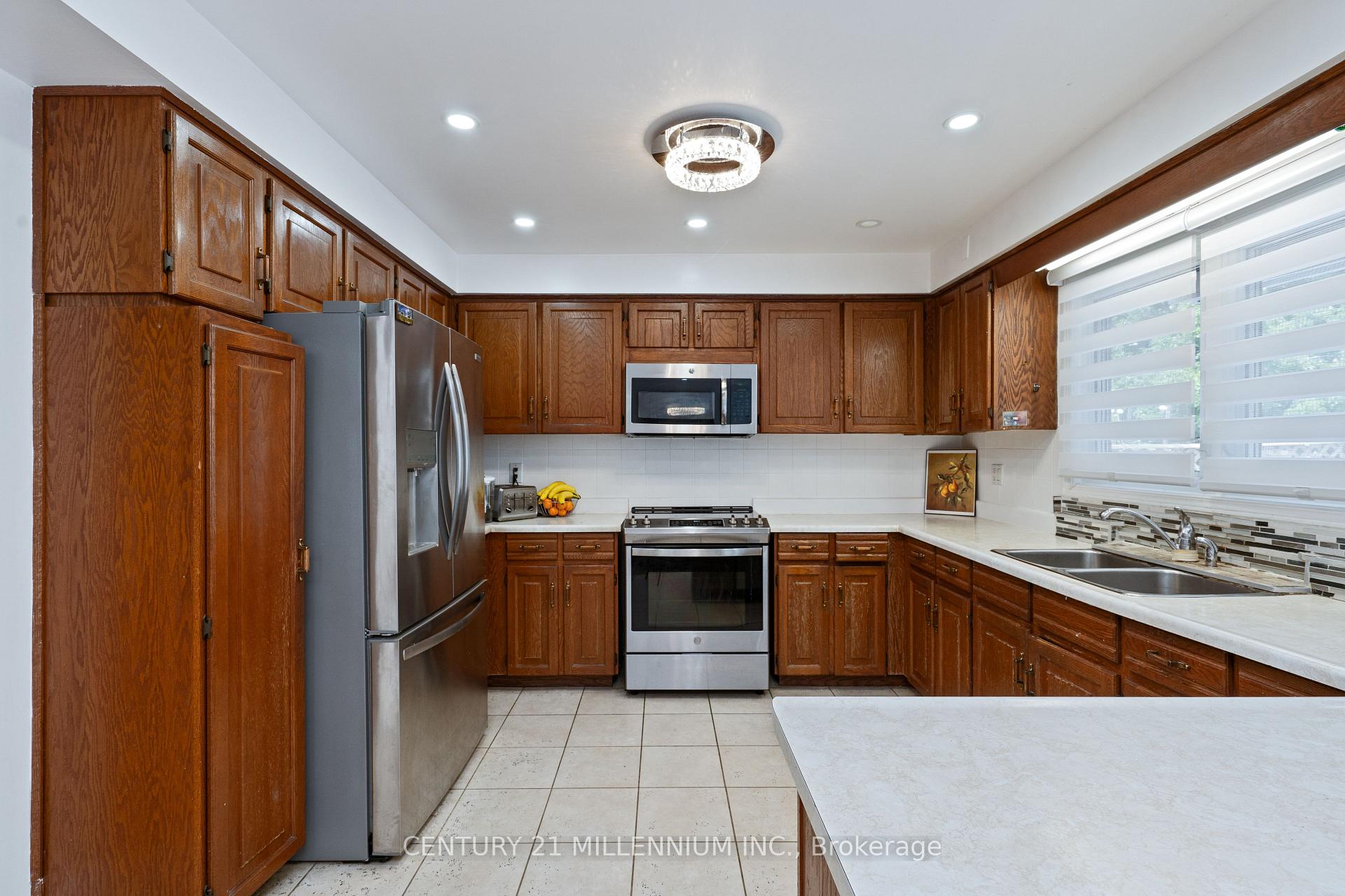 Photo 9 of 29 Mossbank Drive, Brampton, Fletcher's Creek South — HOMEH