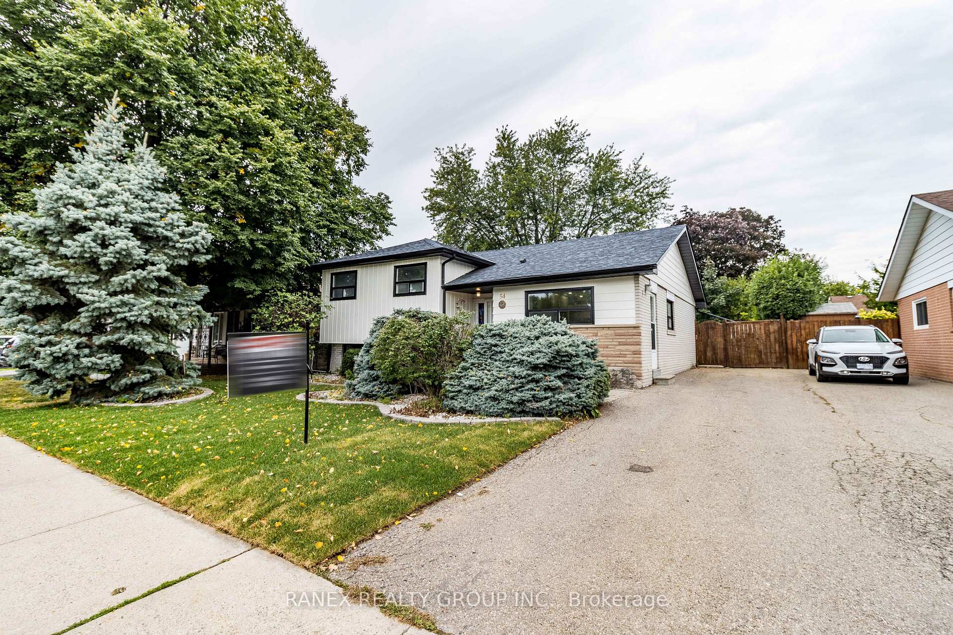 Photo 2 of 54 Flowertown Avenue, Brampton, Northwood Park — HOMEH