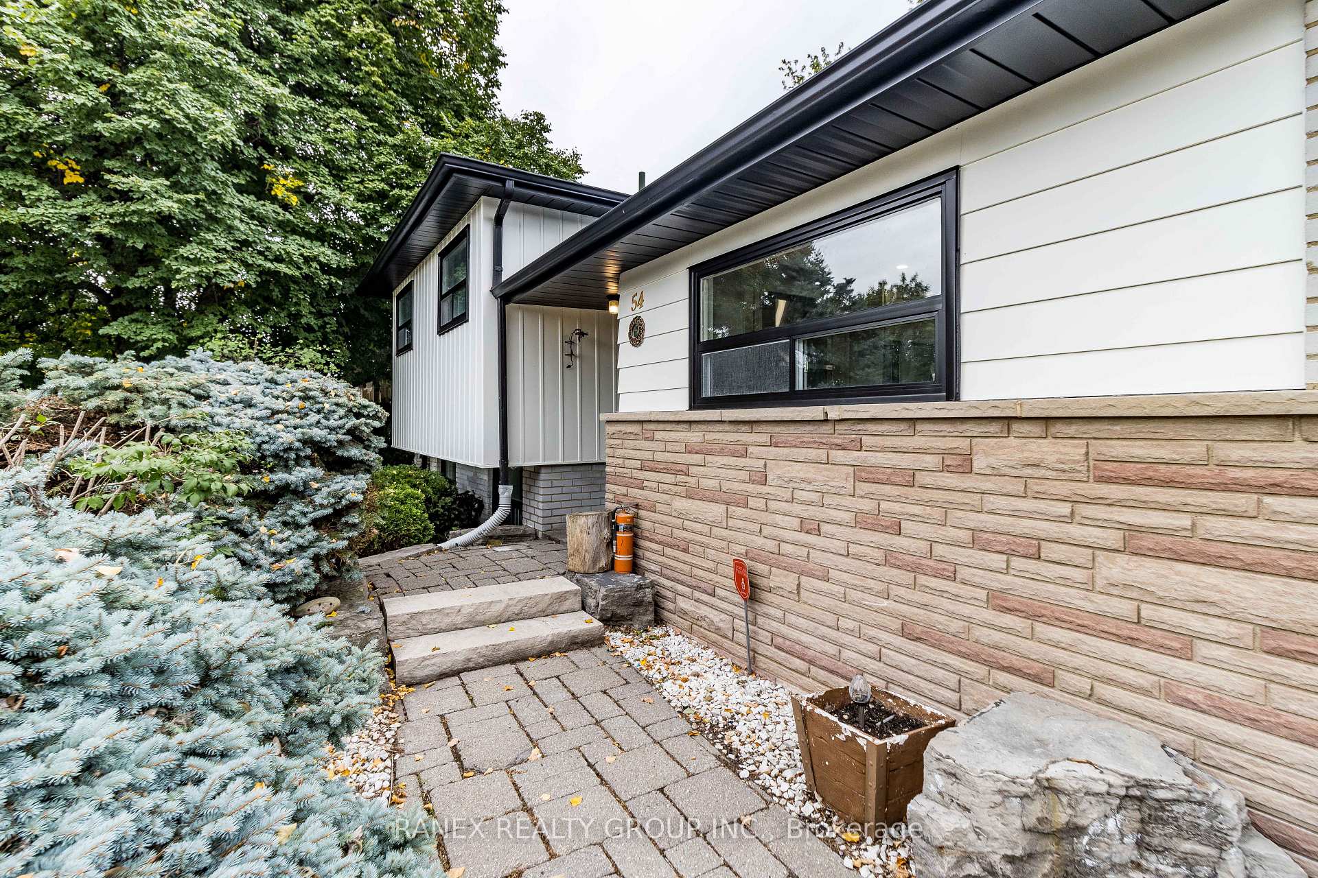 Photo 6 of 54 Flowertown Avenue, Brampton, Northwood Park — HOMEH