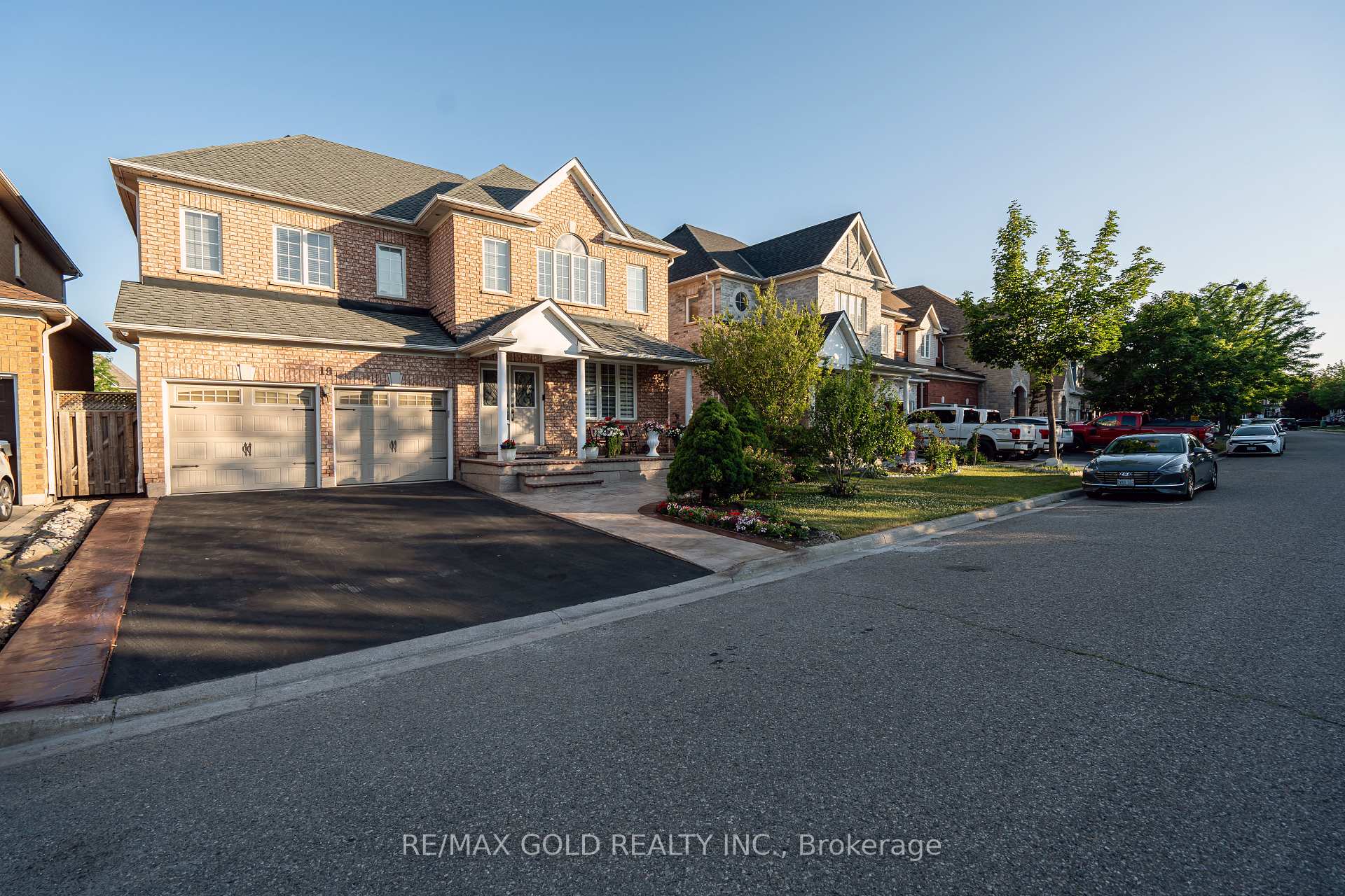 Photo 2 of 19 Rushbrook Drive, Brampton, Vales of Castlemore — HOMEH
