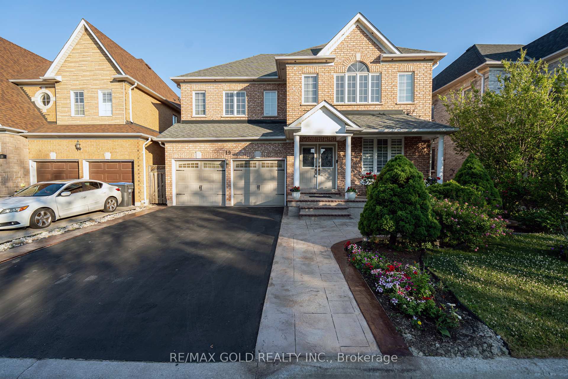 Photo 3 of 19 Rushbrook Drive, Brampton, Vales of Castlemore — HOMEH