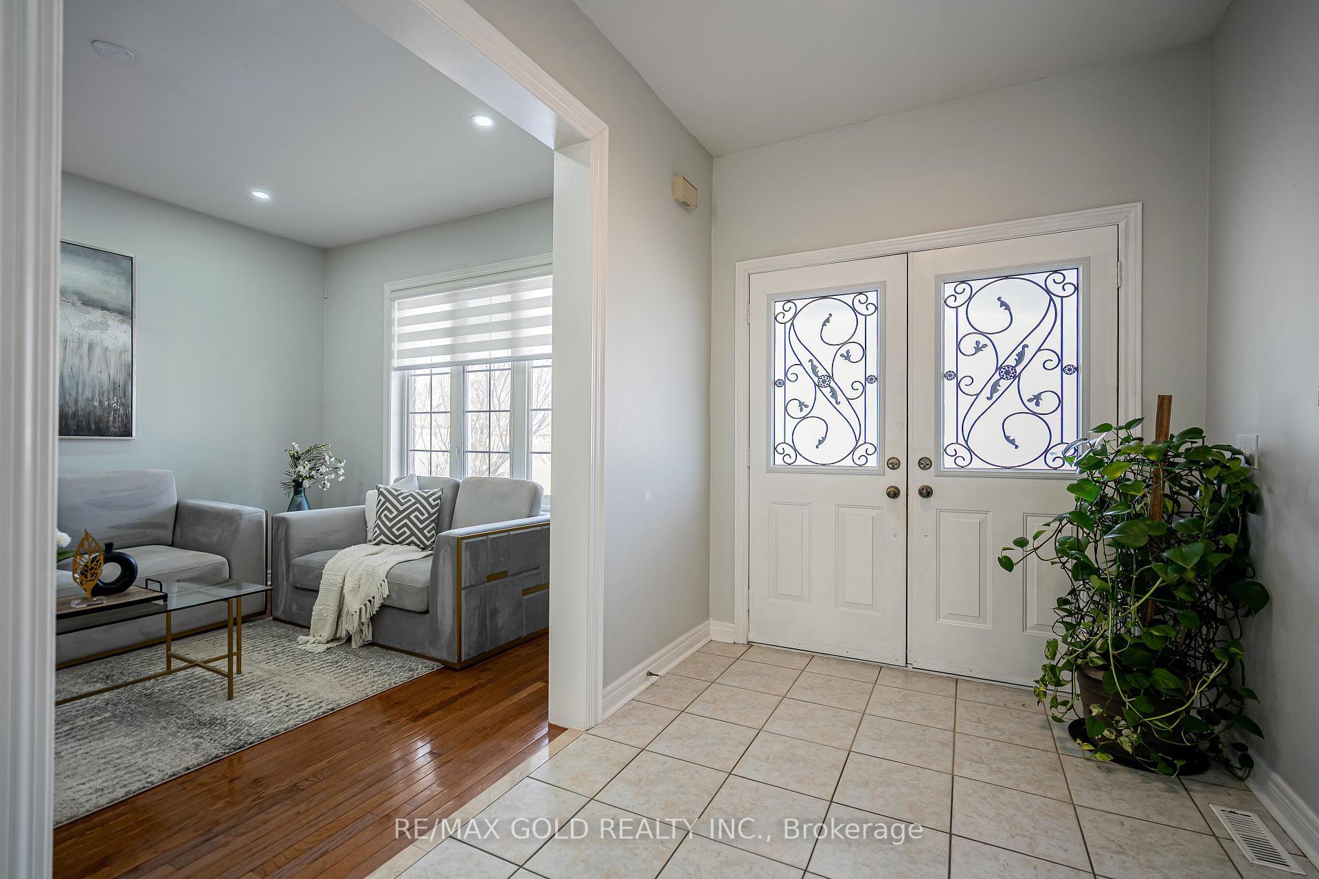 Photo 4 of 19 Rushbrook Drive, Brampton, Vales of Castlemore — HOMEH