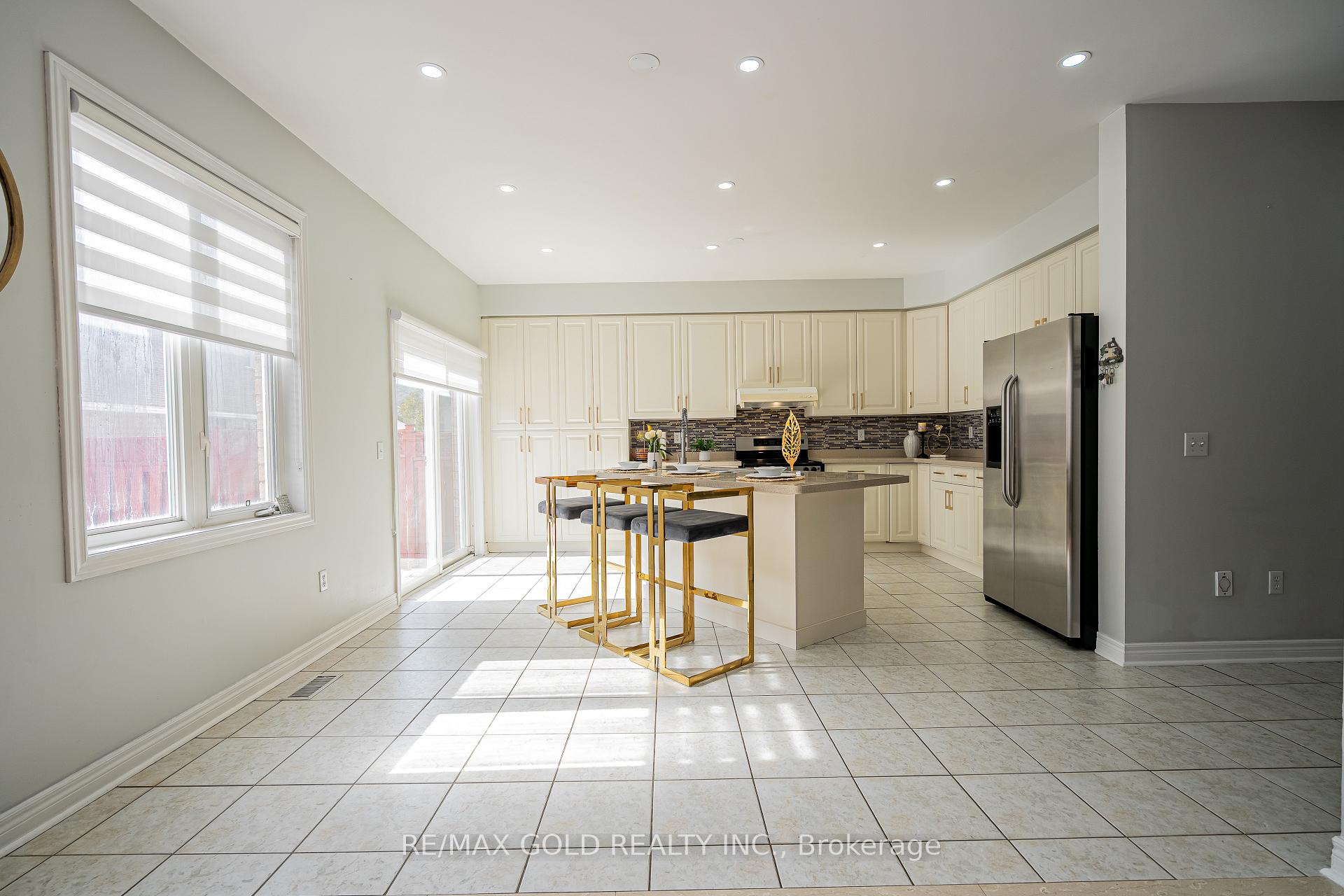 Photo 12 of 19 Rushbrook Drive, Brampton, Vales of Castlemore — HOMEH
