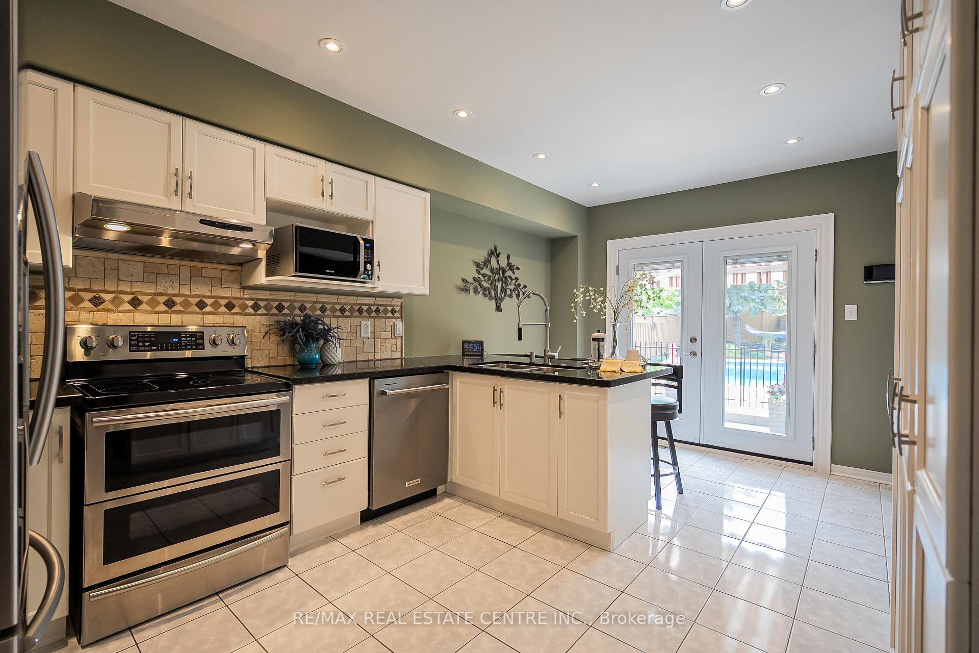 Photo 9 of 45 Culture Crescent, Brampton, Fletcher's Creek Village — HOMEH