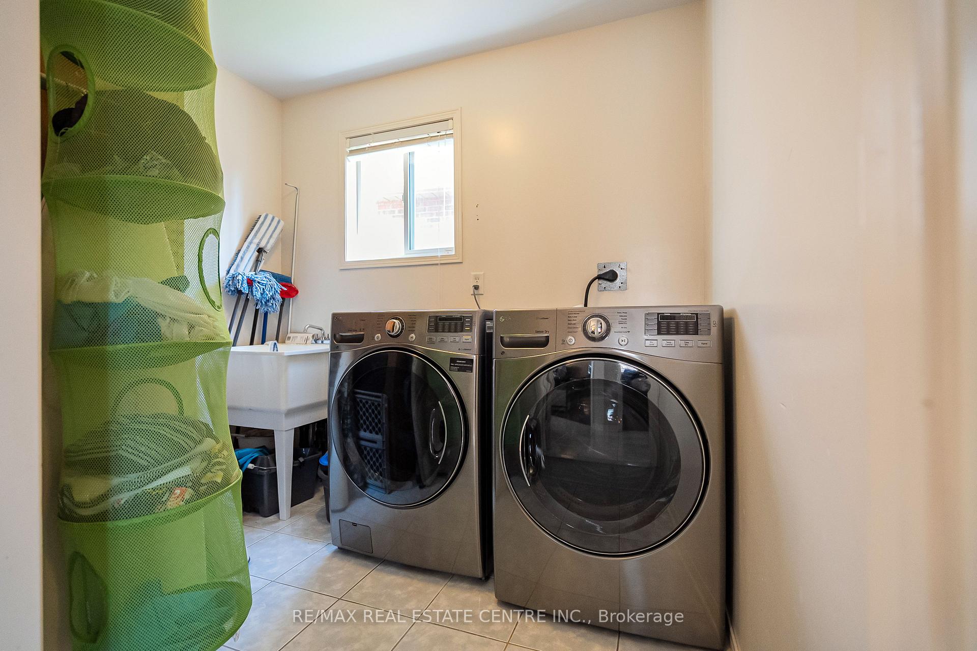Photo 5 of 45 Culture Crescent, Brampton, Fletcher's Creek Village — HOMEH
