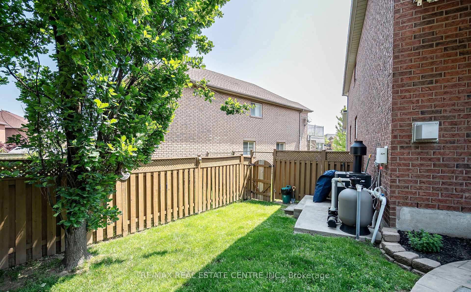 Photo 20 of 45 Culture Crescent, Brampton, Fletcher's Creek Village — HOMEH