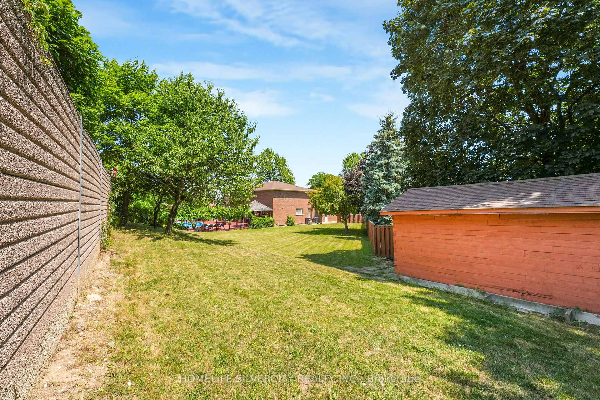 Photo 4 of 16 Pacific Lane, Brampton, Northgate — HOMEH