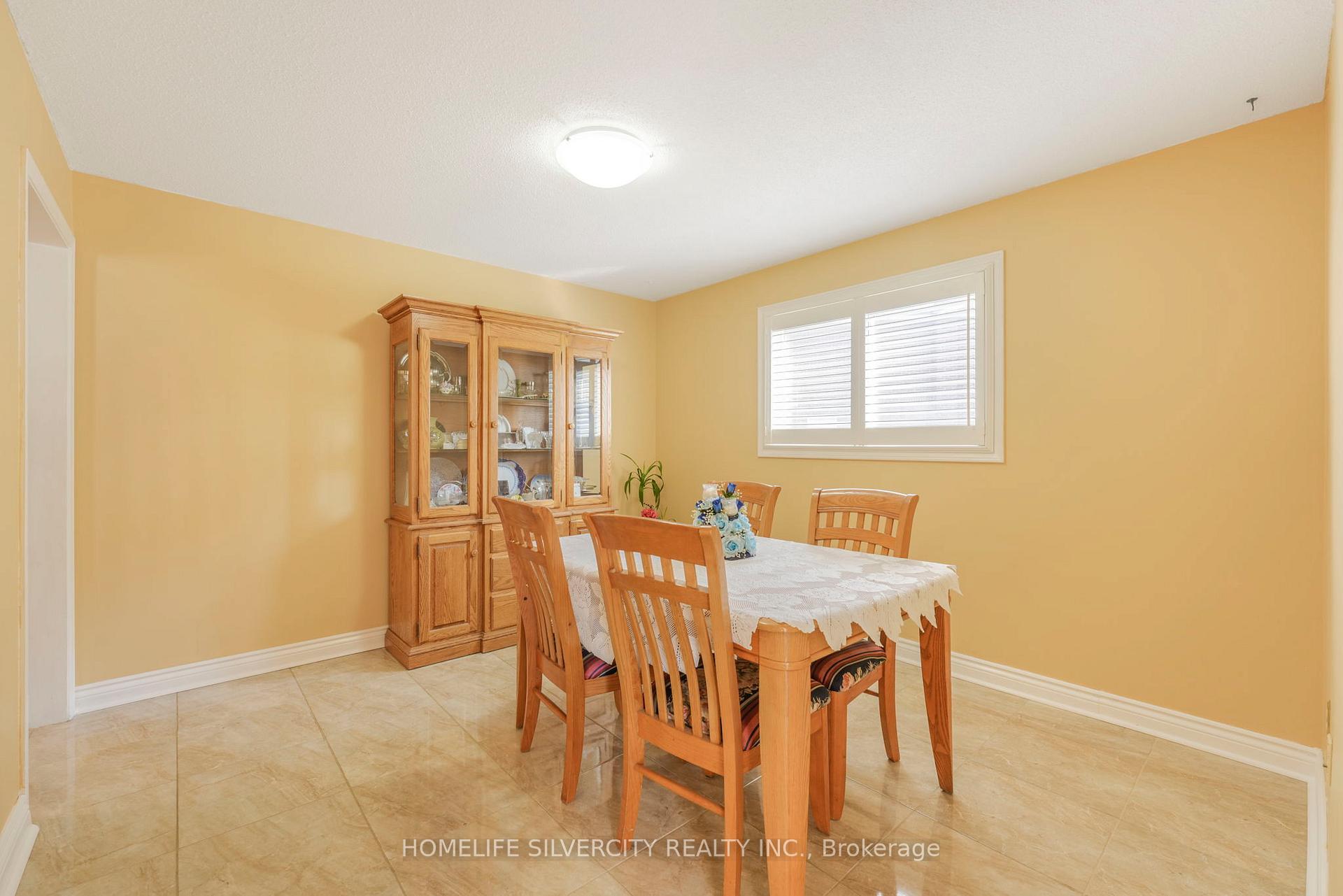 Photo 11 of 16 Pacific Lane, Brampton, Northgate — HOMEH
