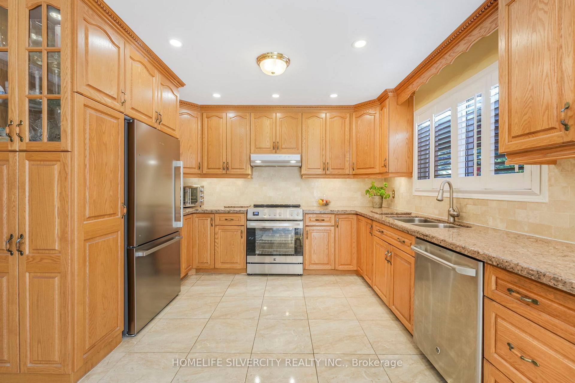 Photo 7 of 16 Pacific Lane, Brampton, Northgate — HOMEH