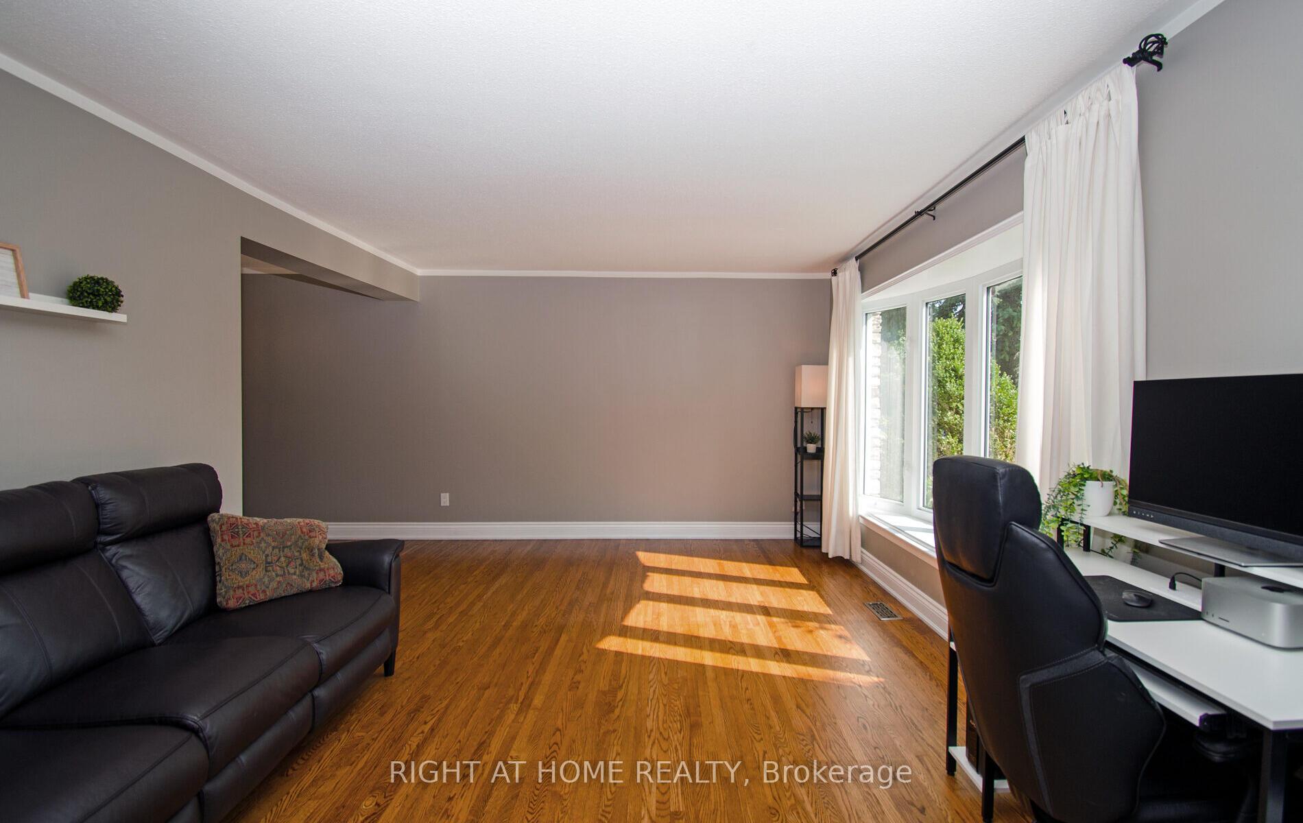 Photo 4 of 164 McMurchy Avenue S, Brampton, Brampton South — HOMEH